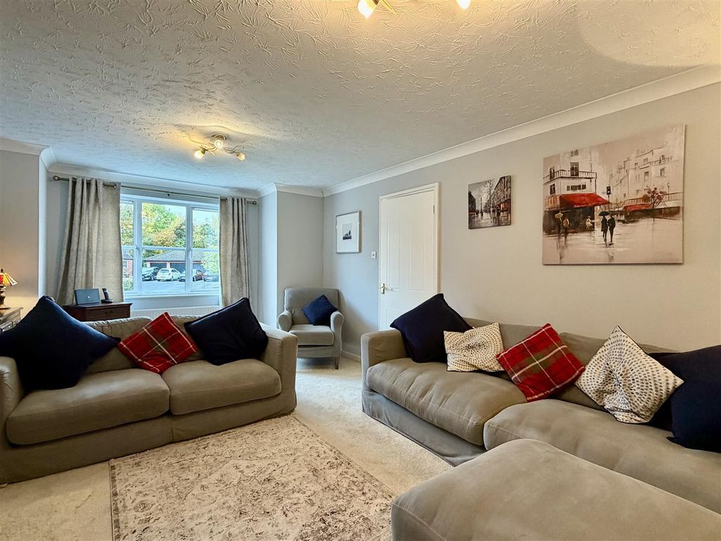 Property photo 3 of 32 Living Room