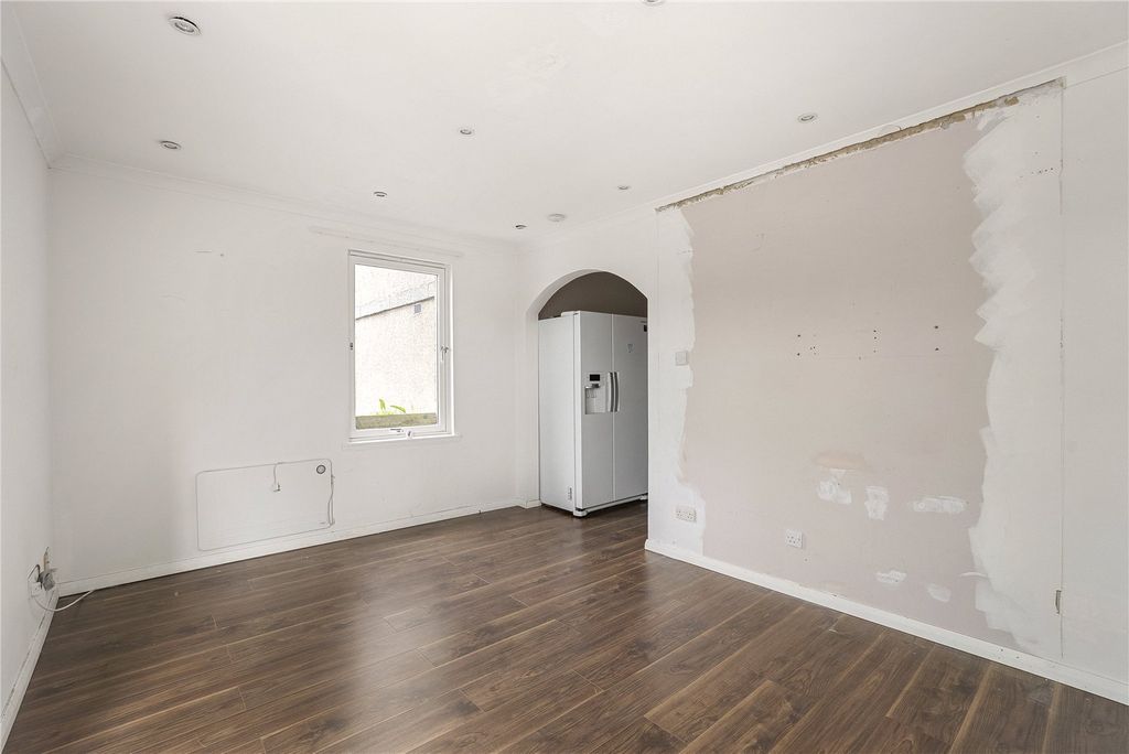 Property photo 3 of 18 32 Belmont Gardens