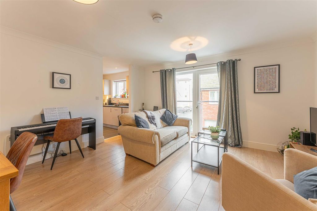 Property photo 2 of 17 Tatler Close - Creative House Studio 01521-Hdr.Jpg