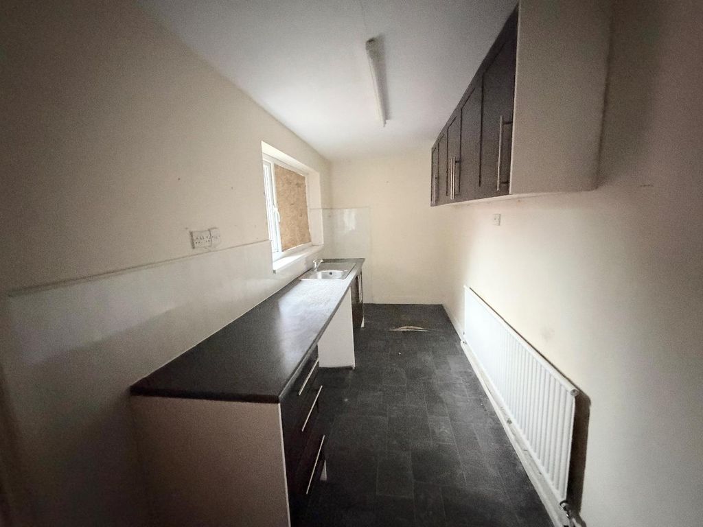 Property photo 3 of 6 Kitchen