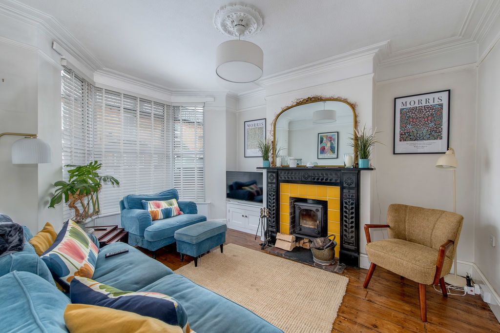 Property photo 2 of 18 Sitting Room