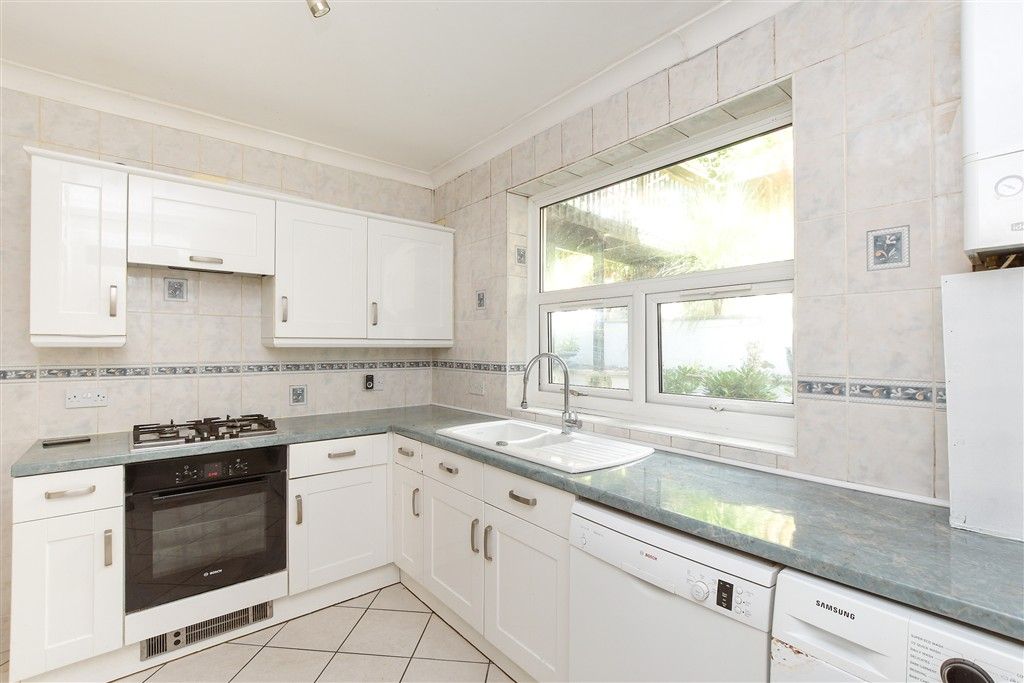 Property photo 3 of 11 Kitchen