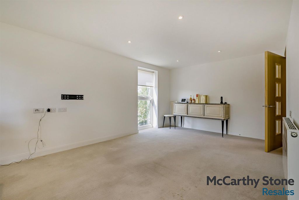 Property photo 3 of 10 8688932-Interior10-800.Jpg
