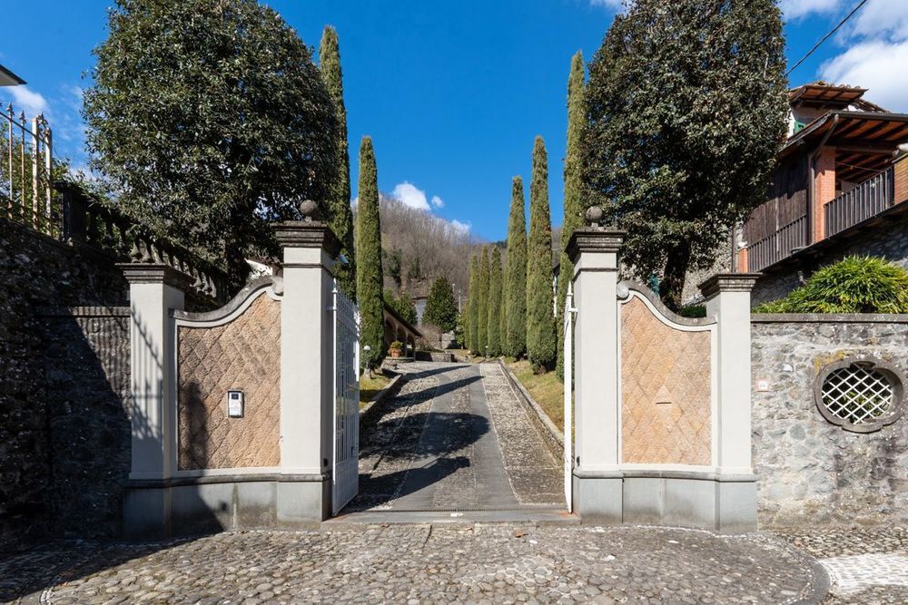 Property photo 2 of 40