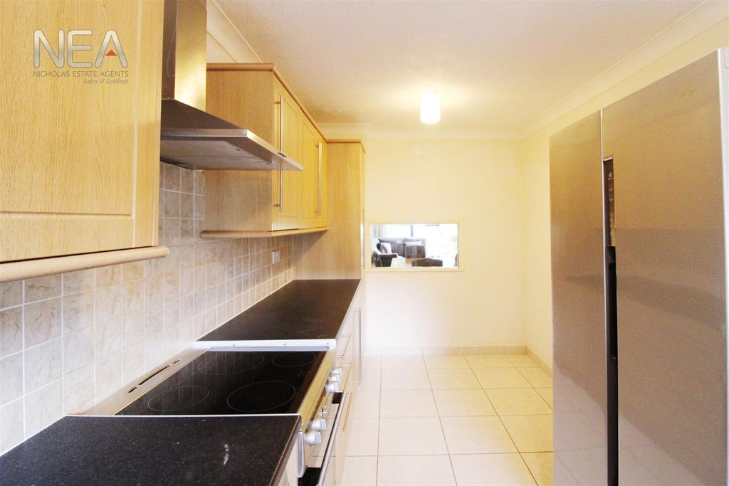 Property photo 3 of 19 Kitchen