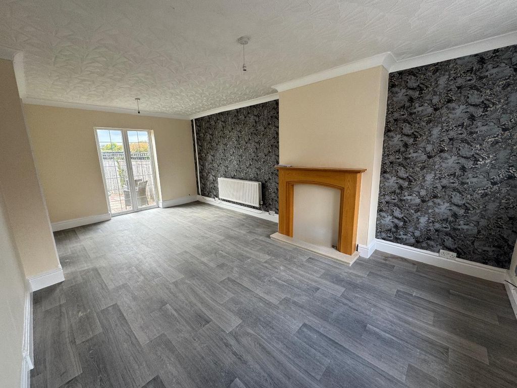 Property photo 2 of 10 Lounge / Dining Area