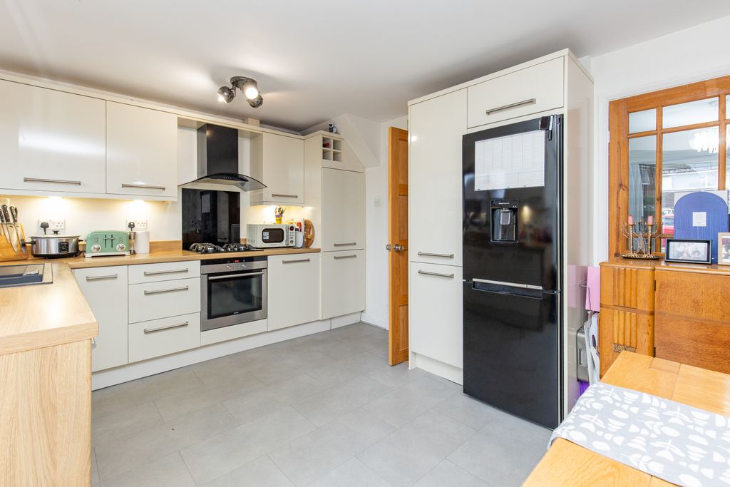 Property photo 3 of 10 Dining Kitchen