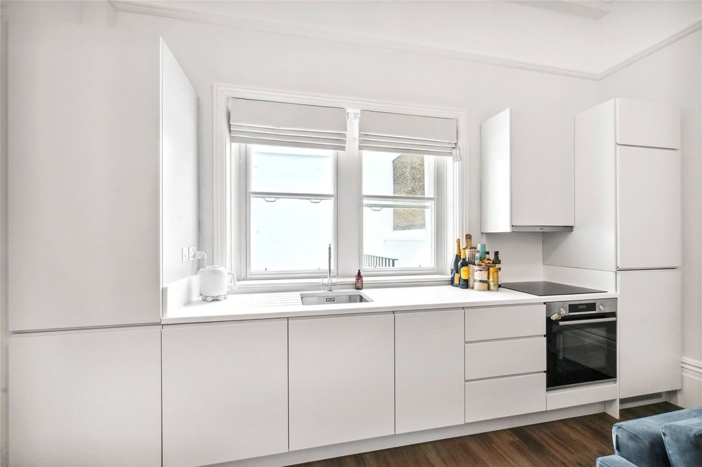 Property photo 3 of 11 Kitchen