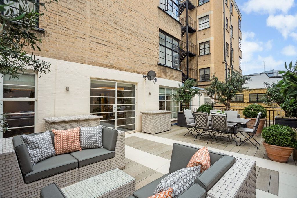 Property photo 2 of 23 Picture No. 11