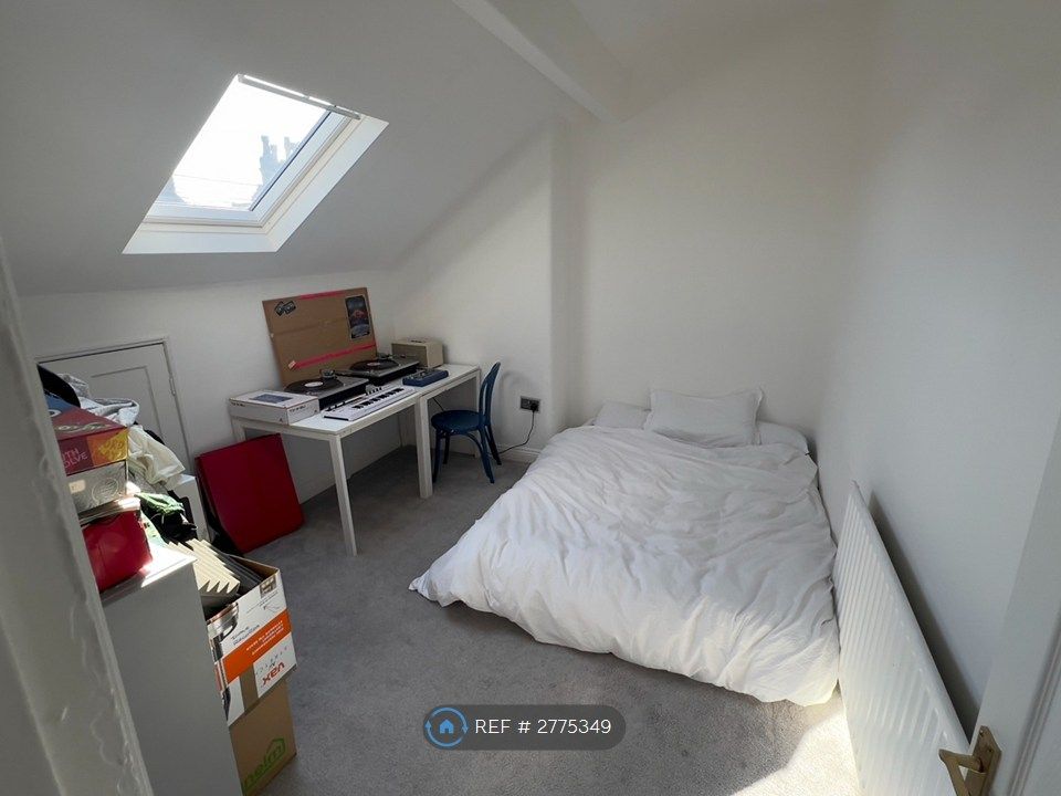 Property photo 3 of 18 Room 2