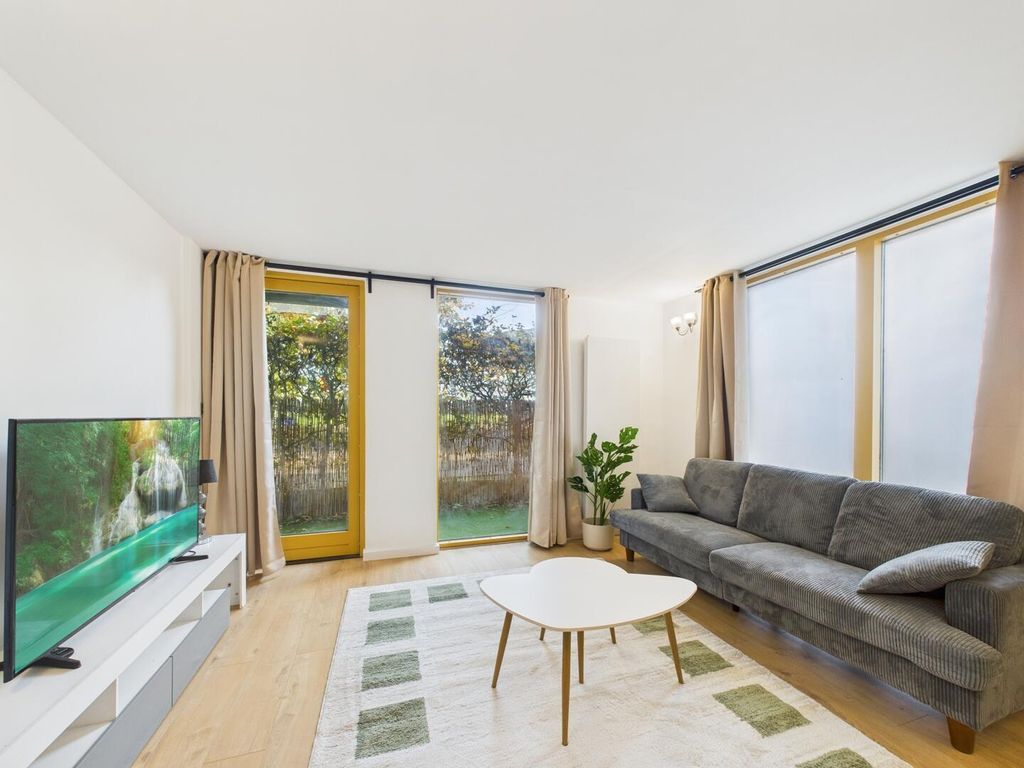 Property photo 1 of 11 Living Room