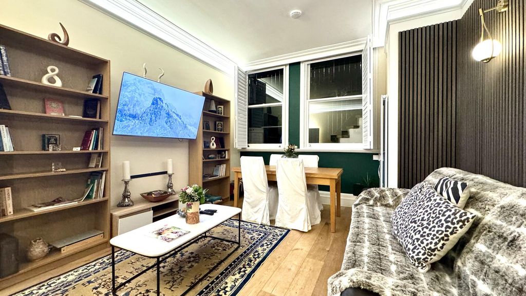 Property photo 1 of 18 Living Room