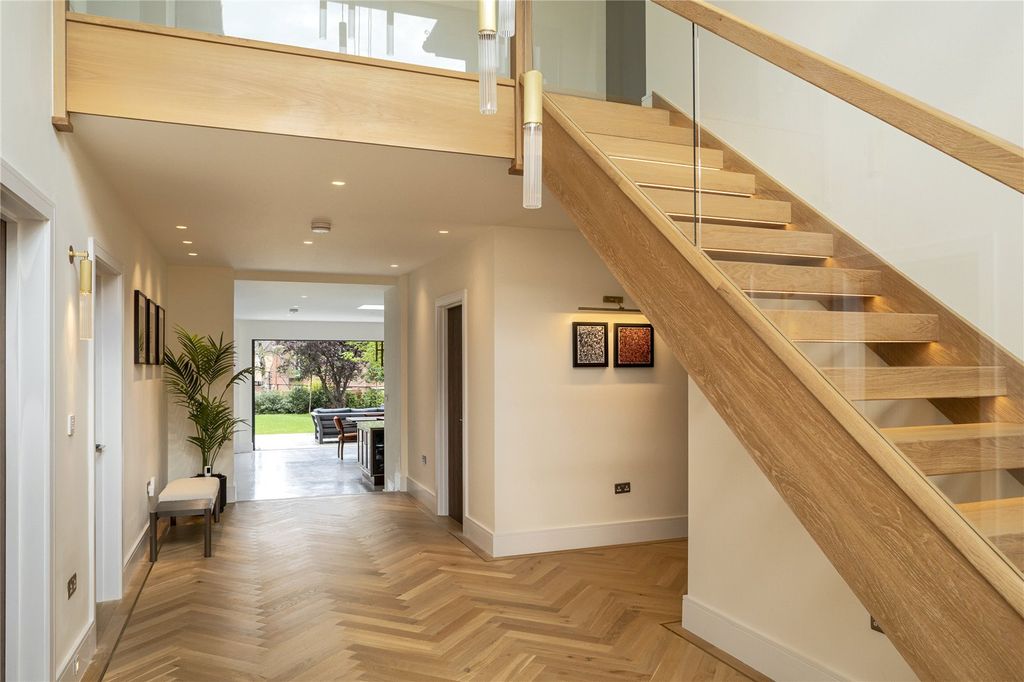 Property photo 2 of 14 Entrance Hall