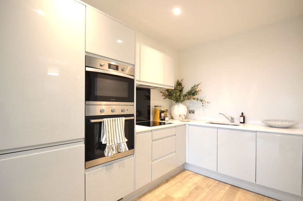 Property photo 1 of 5 Flat 8 Bedroom