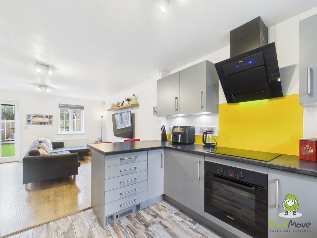 Property photo 3 of 21 Ewemove Estate Agents Basingstoke - Whitgift Close