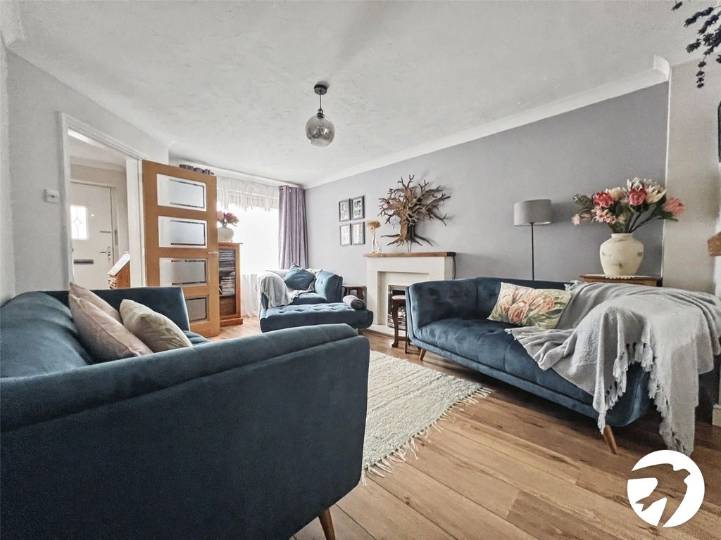 Property photo 3 of 17 Lounge