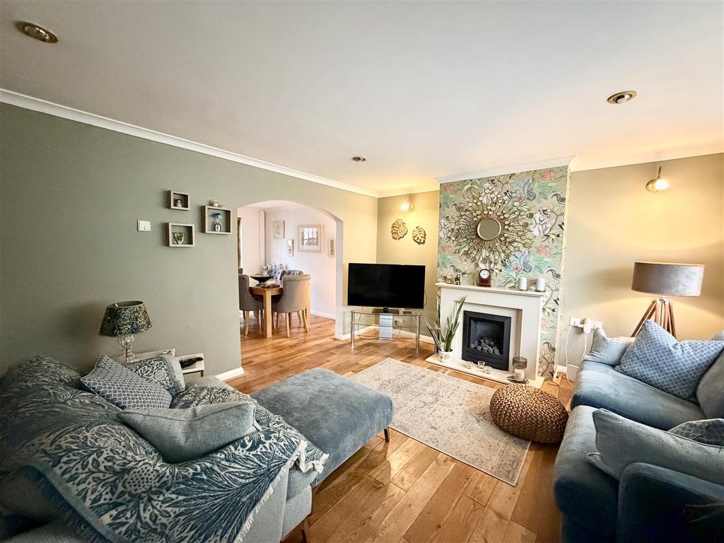 Property photo 2 of 15 Lounge