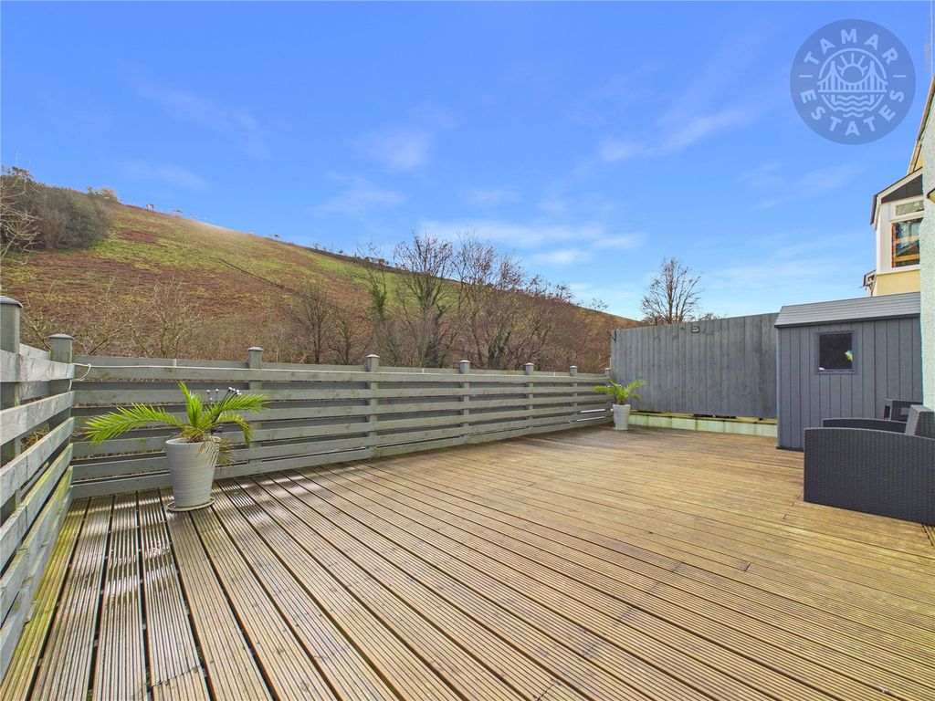 Property photo 3 of 17 Deck