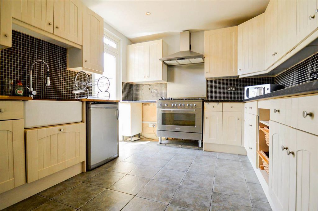 Property photo 3 of 8 Kitchen