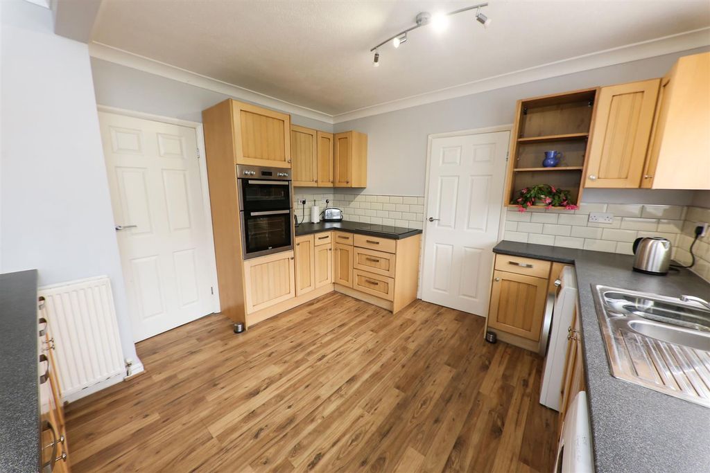 Property photo 3 of 18 Fitted Kitchen