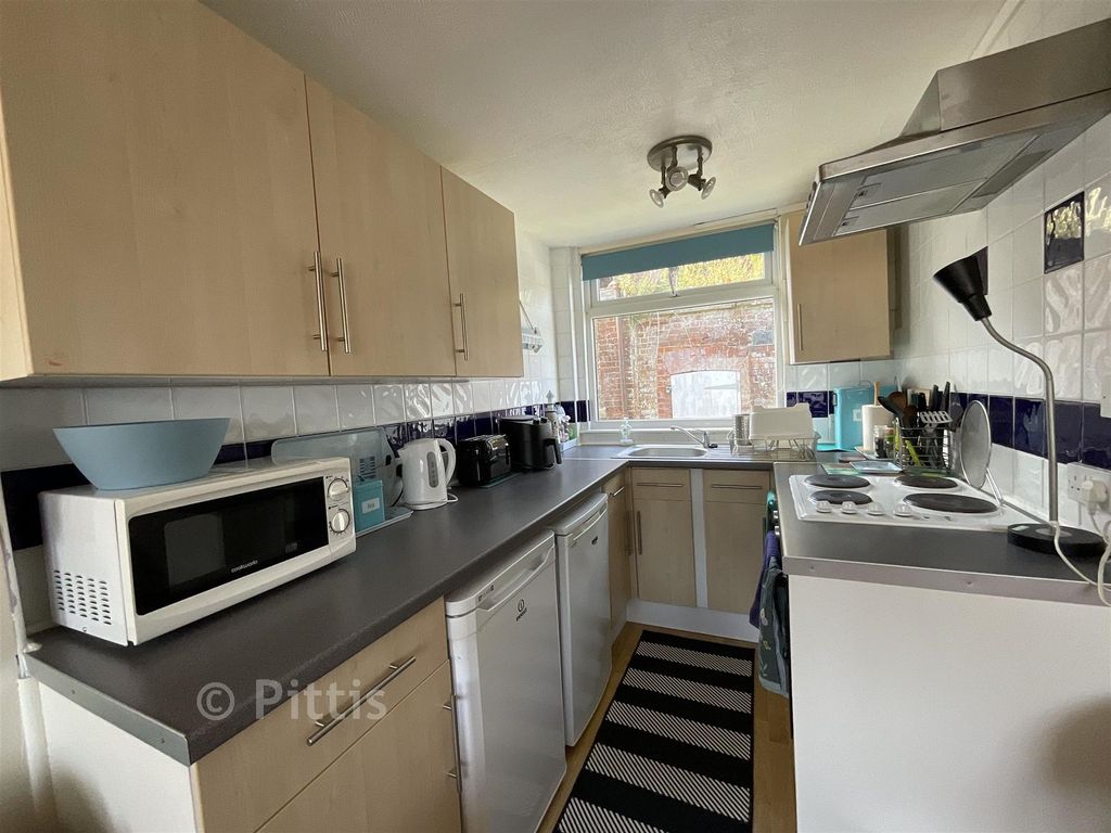 Property photo 3 of 8 Kitchen