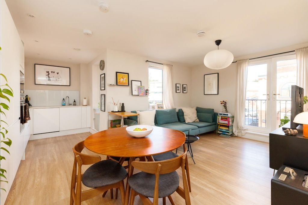Property photo 3 of 16 Flat 5 44 Sevier Street-13.Jpg