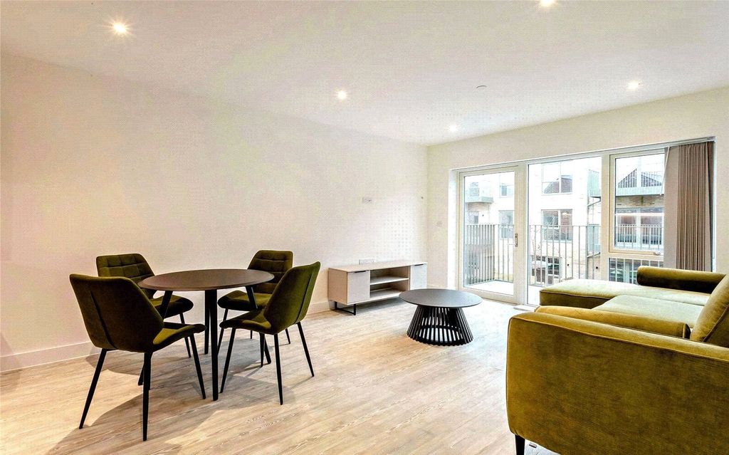 Property photo 3 of 8 Kitchen/Lounge