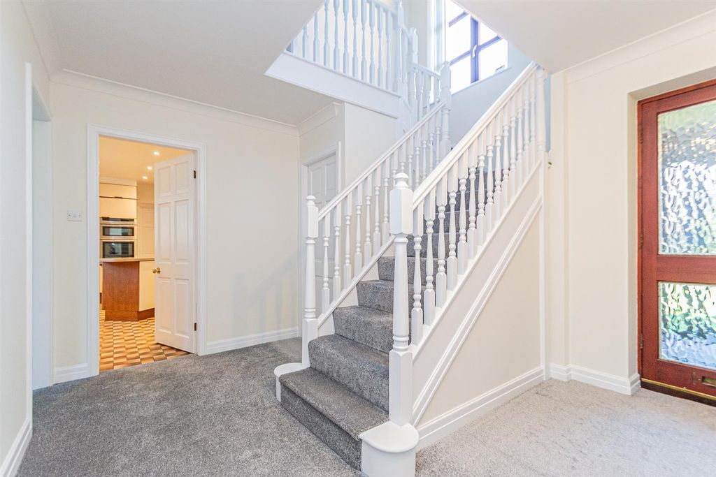 Property photo 2 of 25 Entrance Hallway