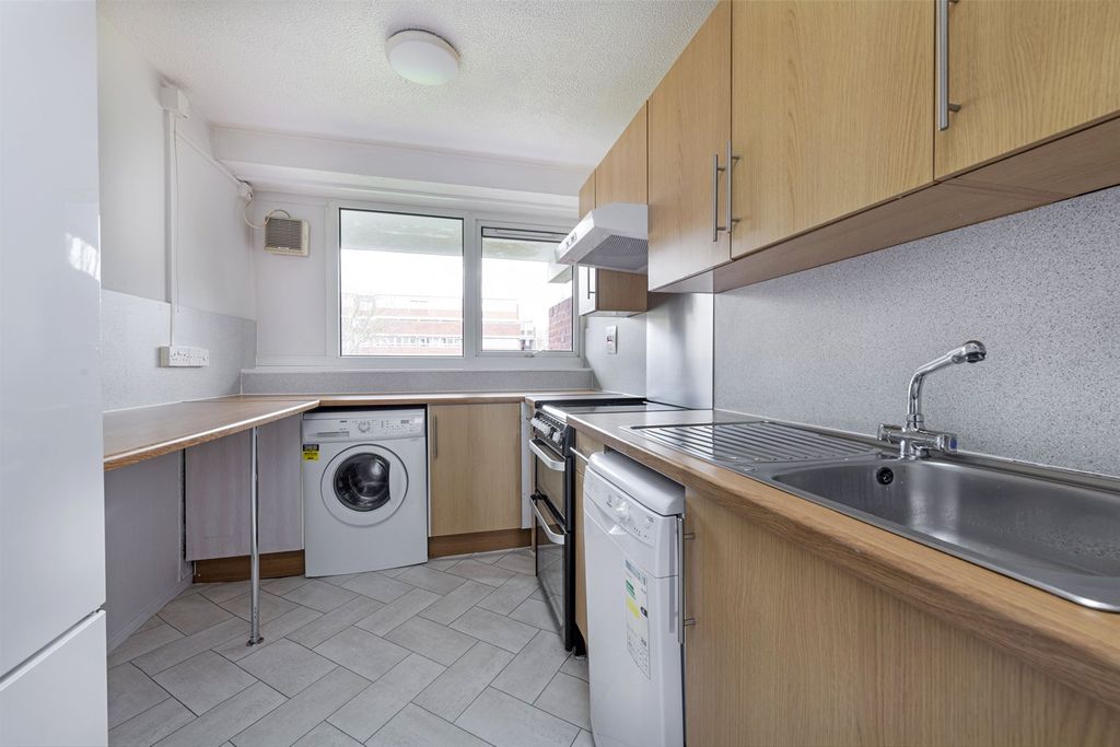 Property photo 2 of 7 Kitchen