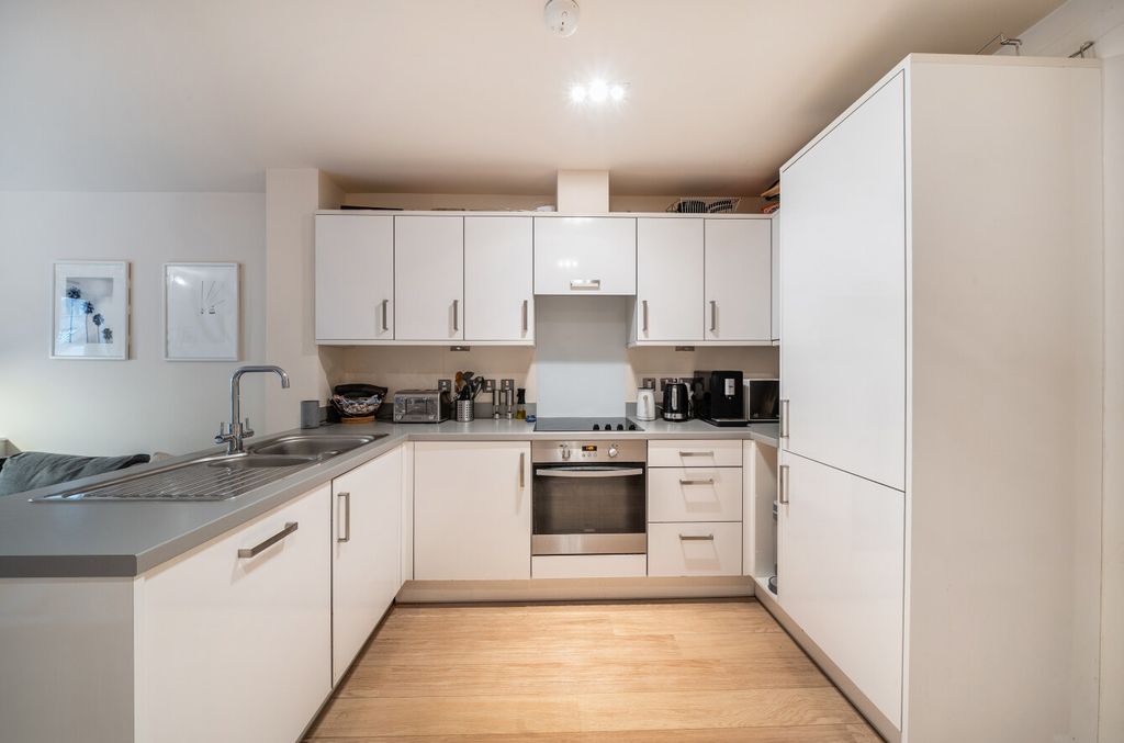 Property photo 3 of 9 1389360-10-6943Ea...