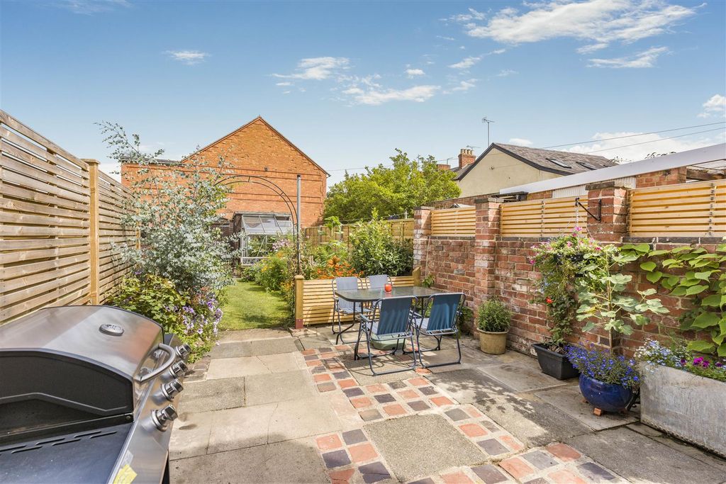 Property photo 2 of 15 104 West Street, Banbury-13.Jpg