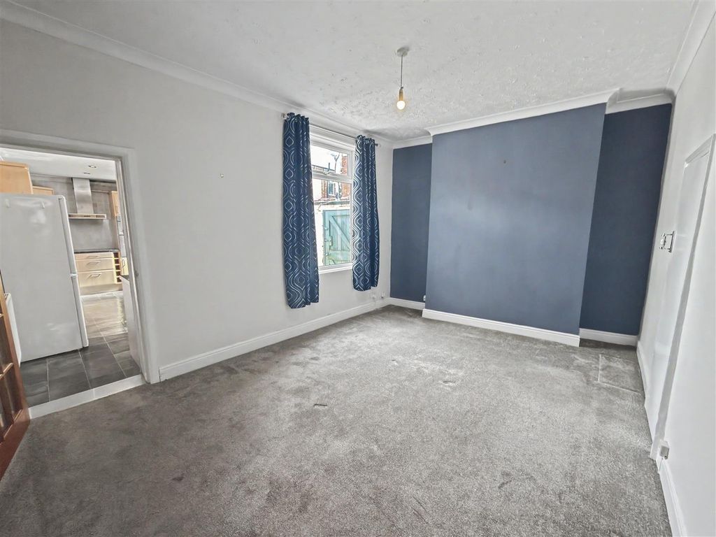 Property photo 3 of 10 Dining Room