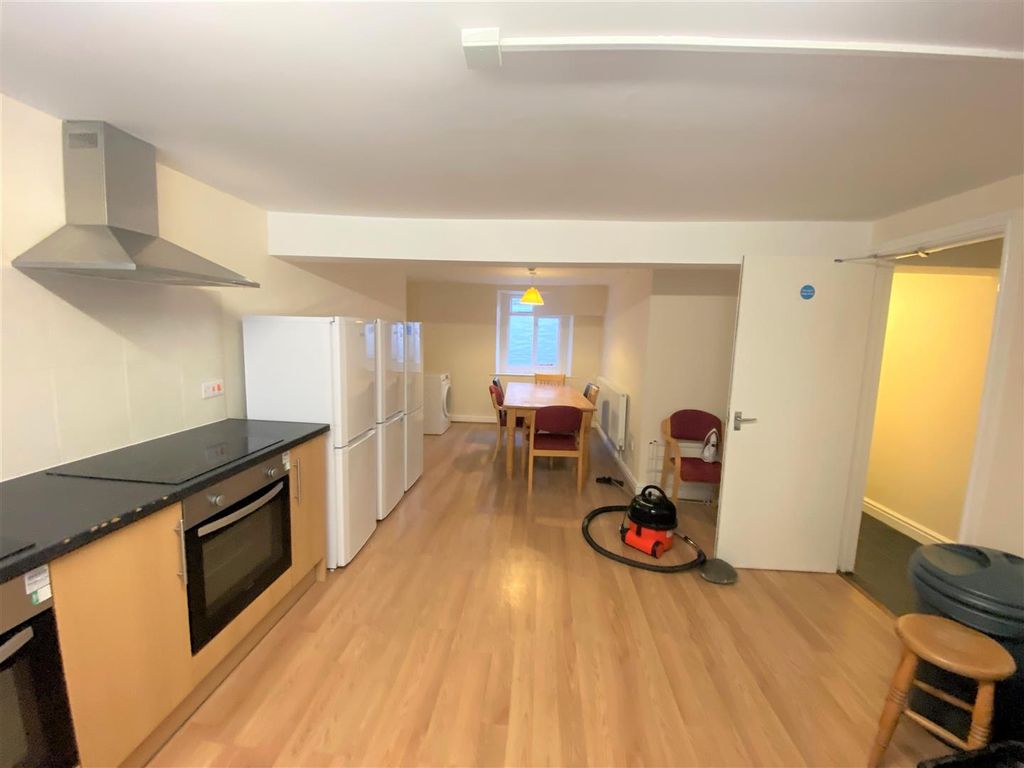 Property photo 3 of 8 Kitchen B.Jpg