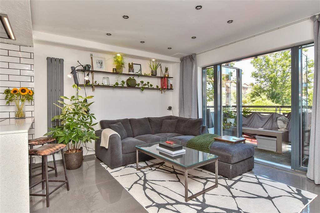 Property photo 1 of 10 Lounge/ Kitchen