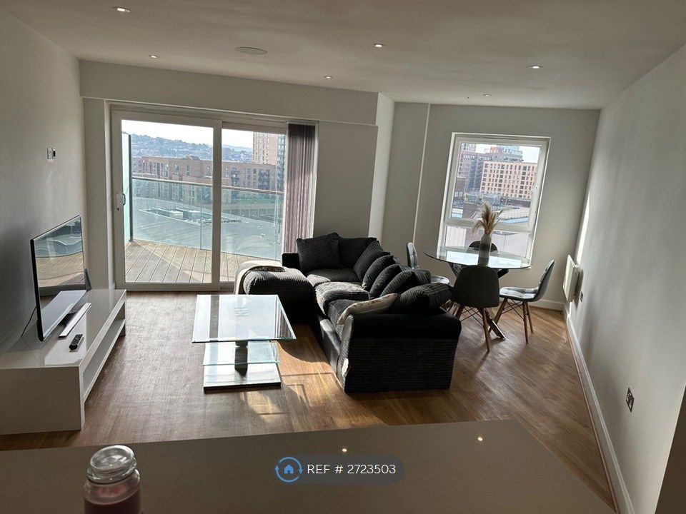 Property photo 3 of 21 Living Room