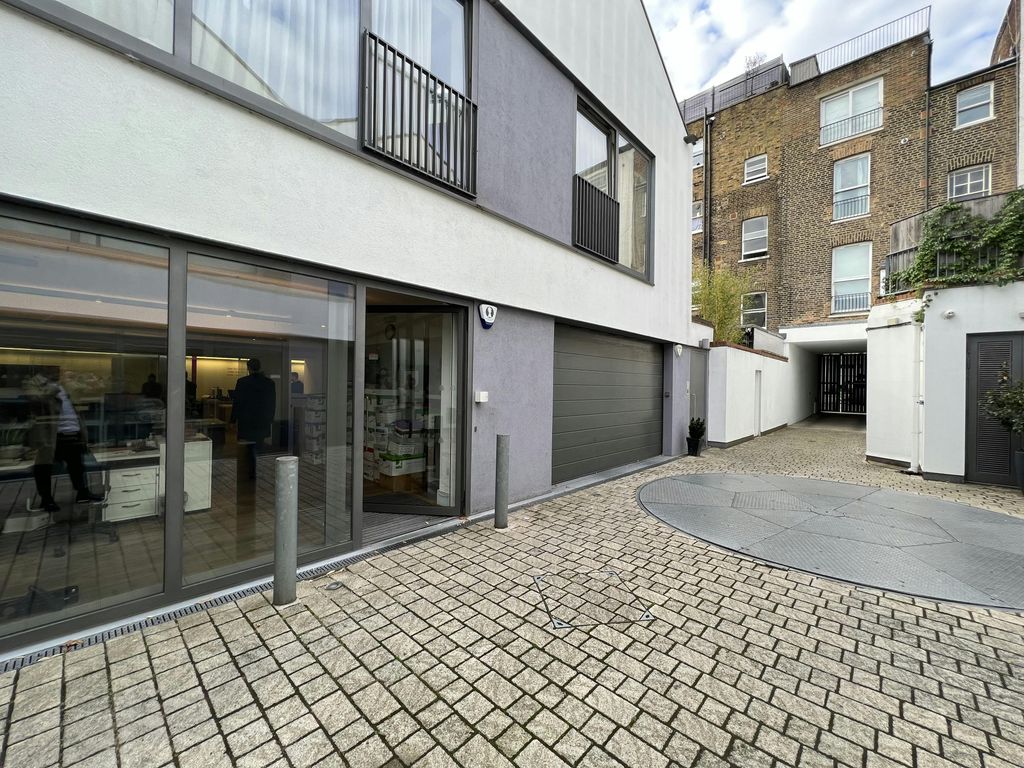 Property photo 3 of 6 Courtyard