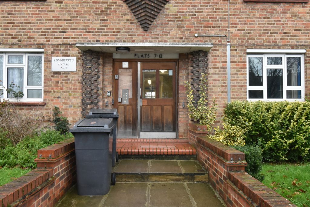 Property photo 1 of 11 Newly Refurbished 2-Bed Flat In Cricklewood, Nw2