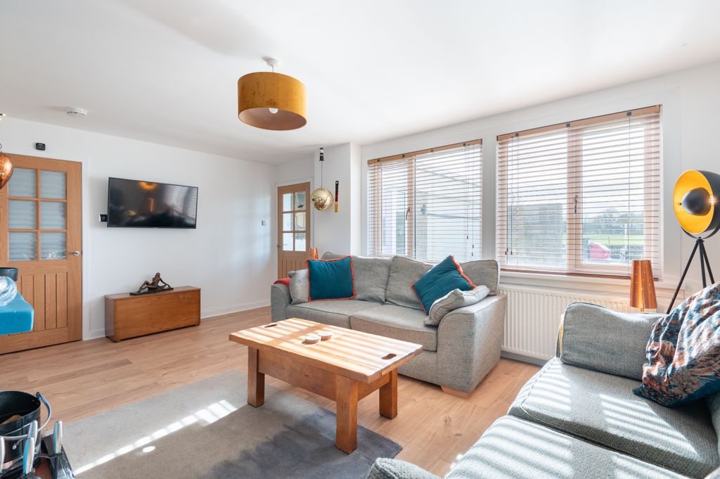 Property photo 2 of 28