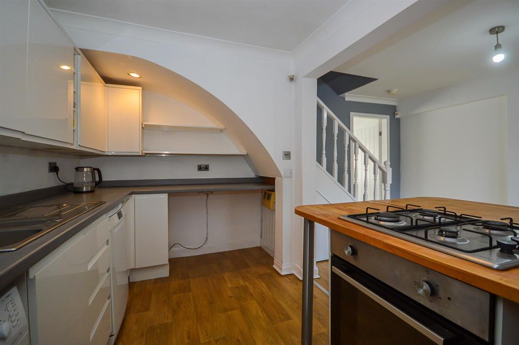 Property photo 3 of 10 Kitchen