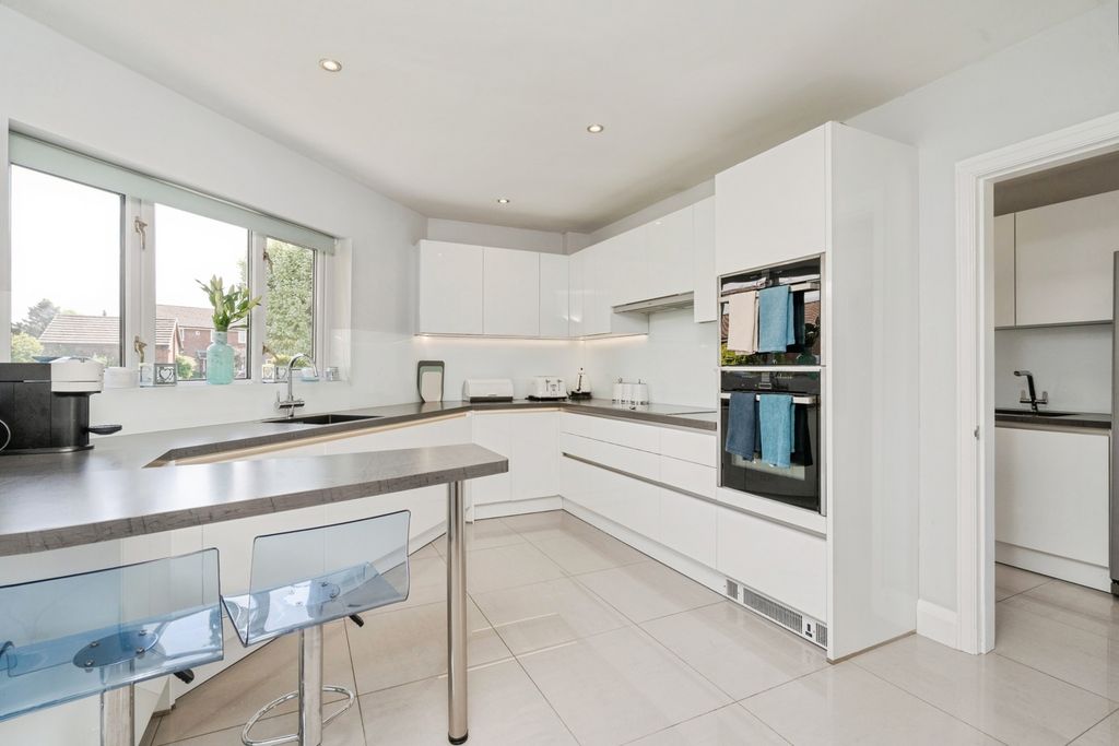 Property photo 3 of 17 Kitchen