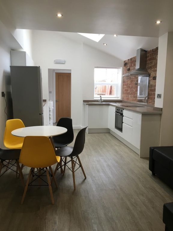 Property photo 2 of 5 Bright Modern Kitchen With Integrated Oven, Stainl...