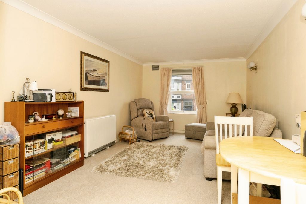 Property photo 3 of 10 Lounge