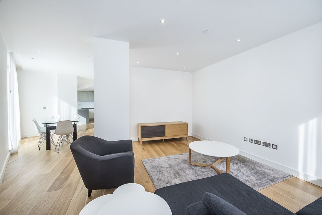 Property photo 1 of 8 Regents Wharf