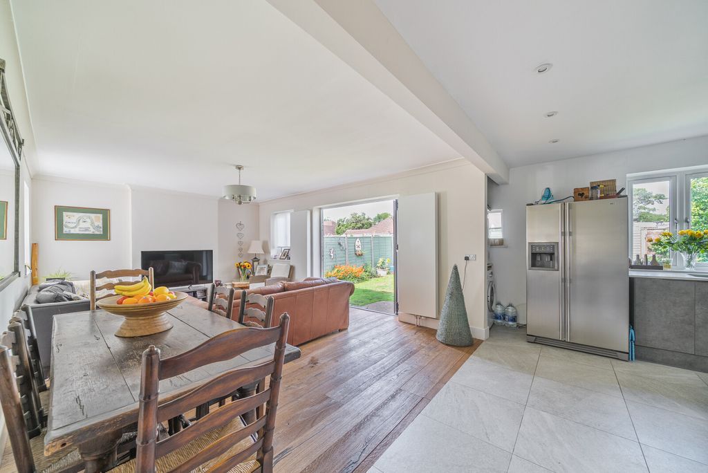 Property photo 3 of 17 1332674-13-688c8F...