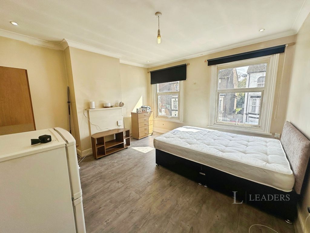 Property photo 3 of 9 Pbox-Img.Jpg