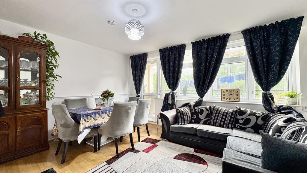 Property photo 1 of 9 Pennyfields, E14 For Sale By Barrain London Estate