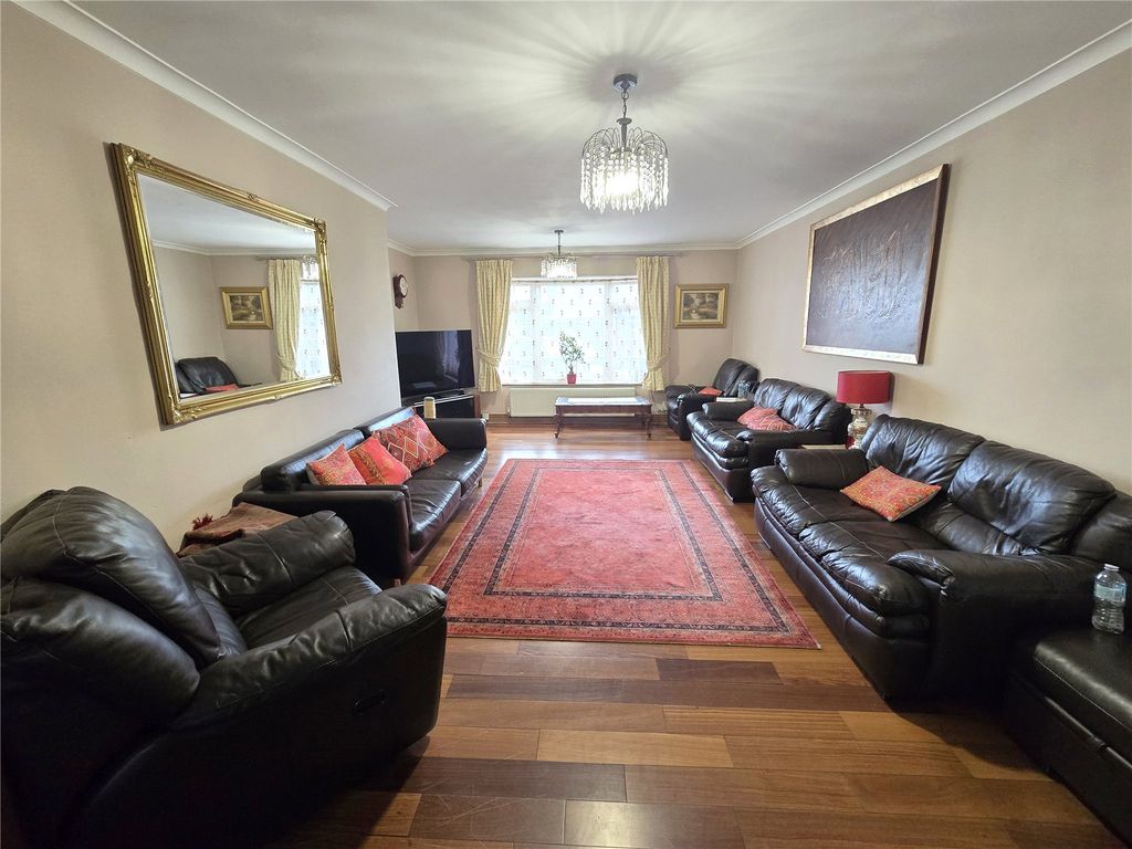 Property photo 3 of 23 Lounge