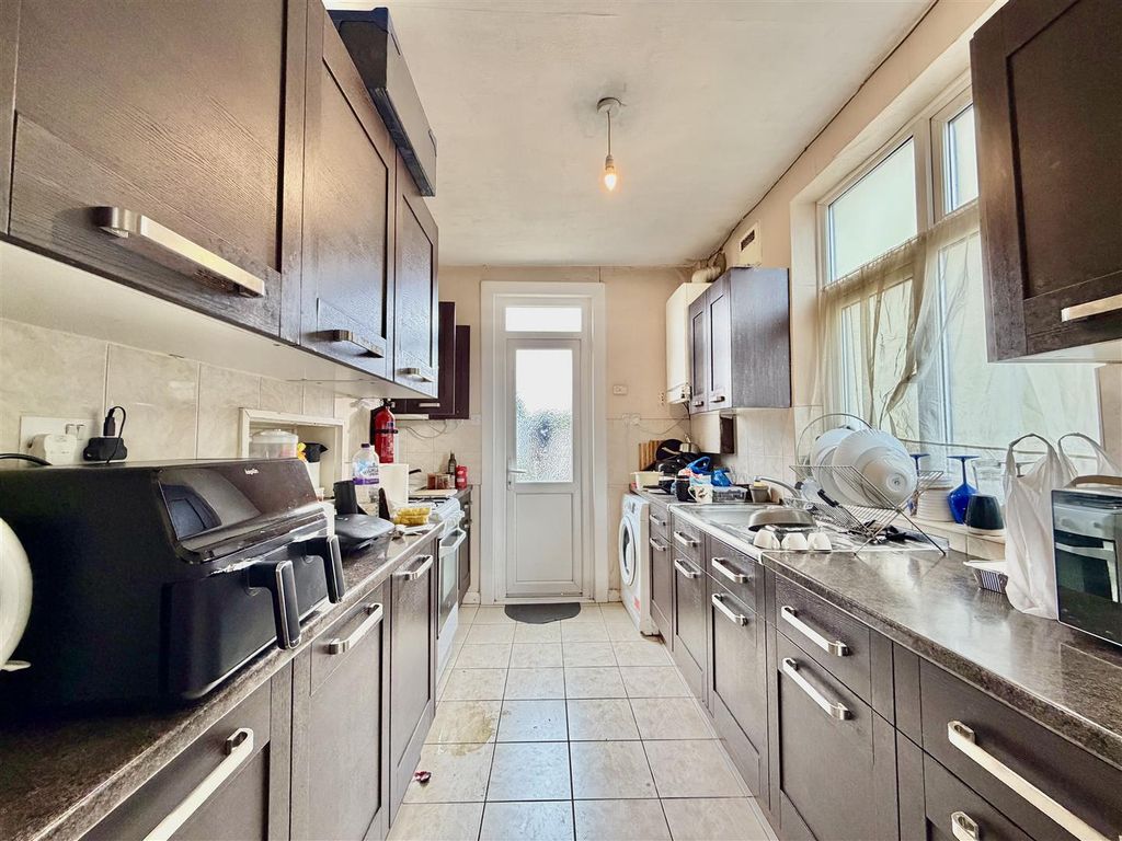 Property photo 2 of 10 Kitchen