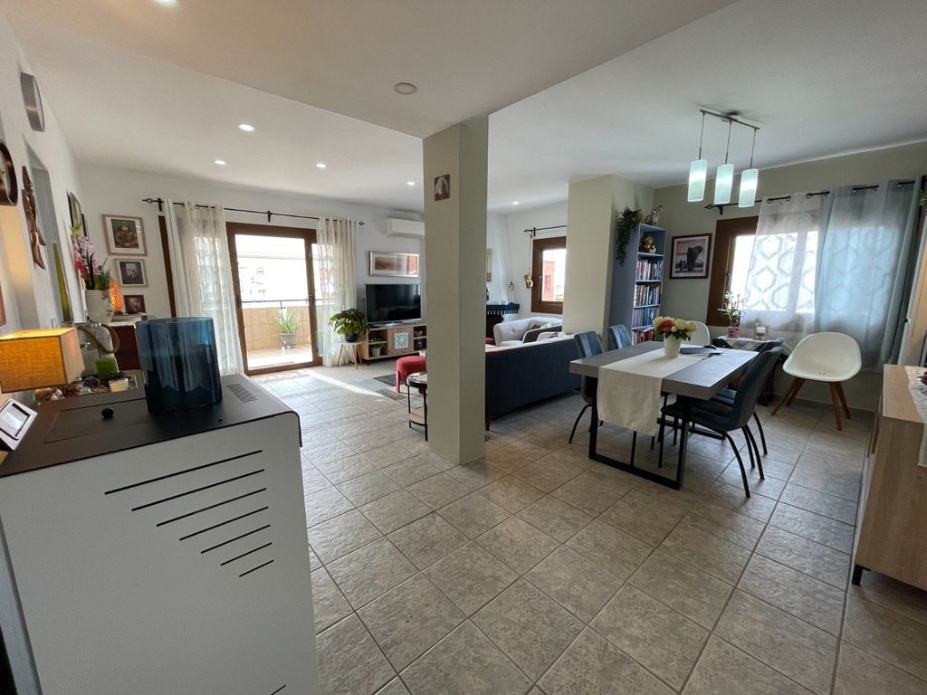 Property photo 2 of 33