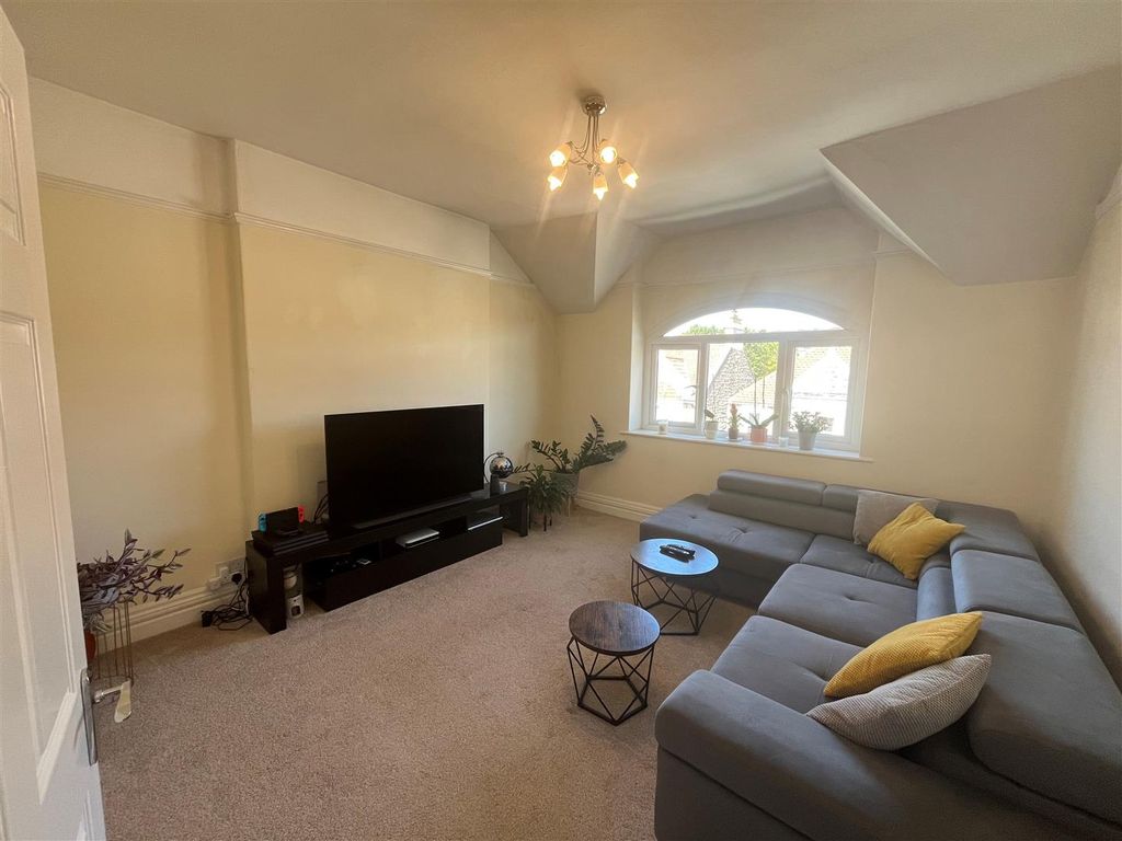 Property photo 2 of 10 Lounge